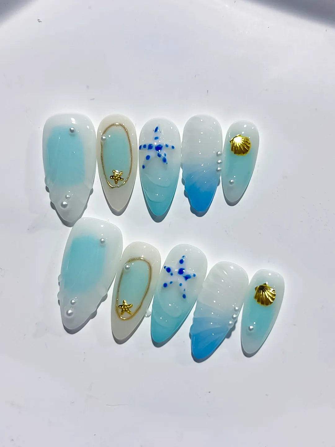 White Blue Gold Ombre Star Shell Metallic Charm press on nails detail view