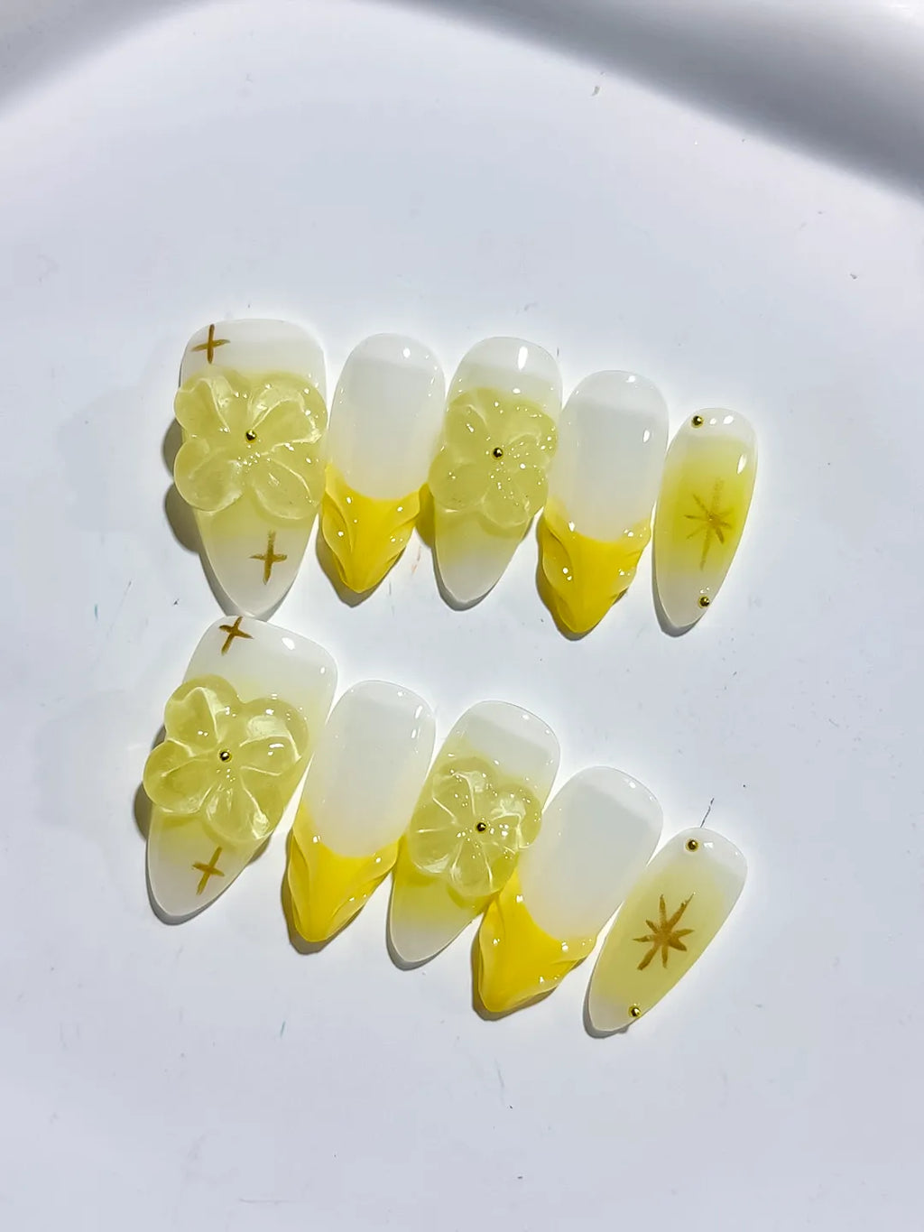 White Yellow French tip Flower Star press on nails detail view
