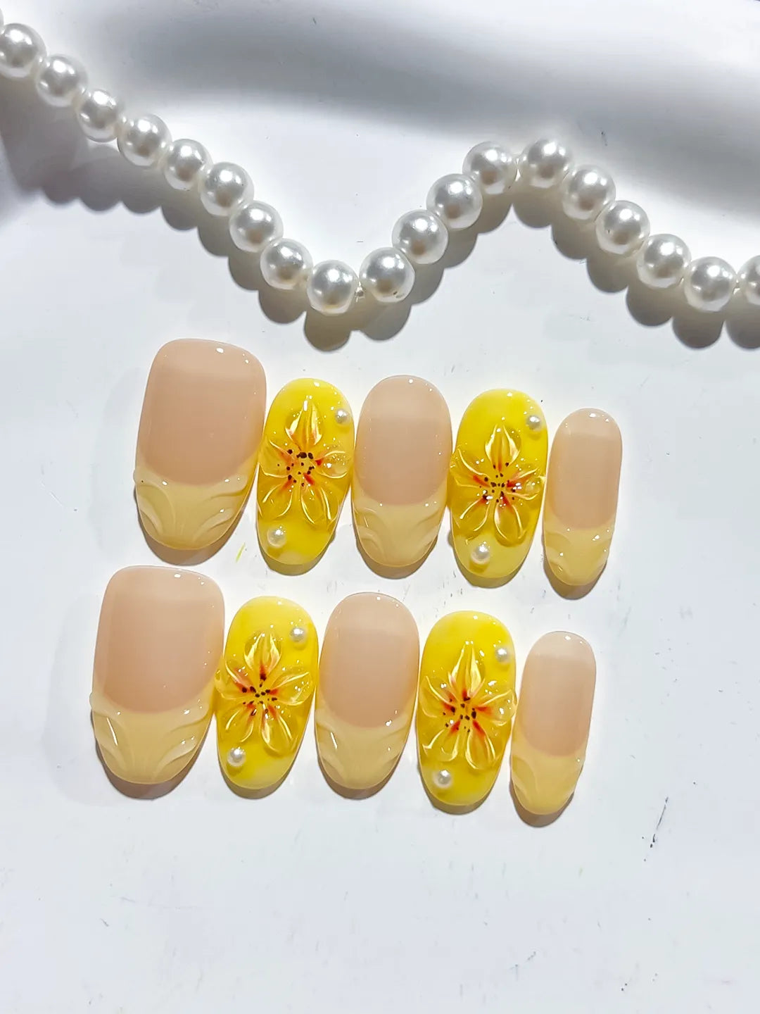 Nude Yellow French tip Flower press on nails detail view