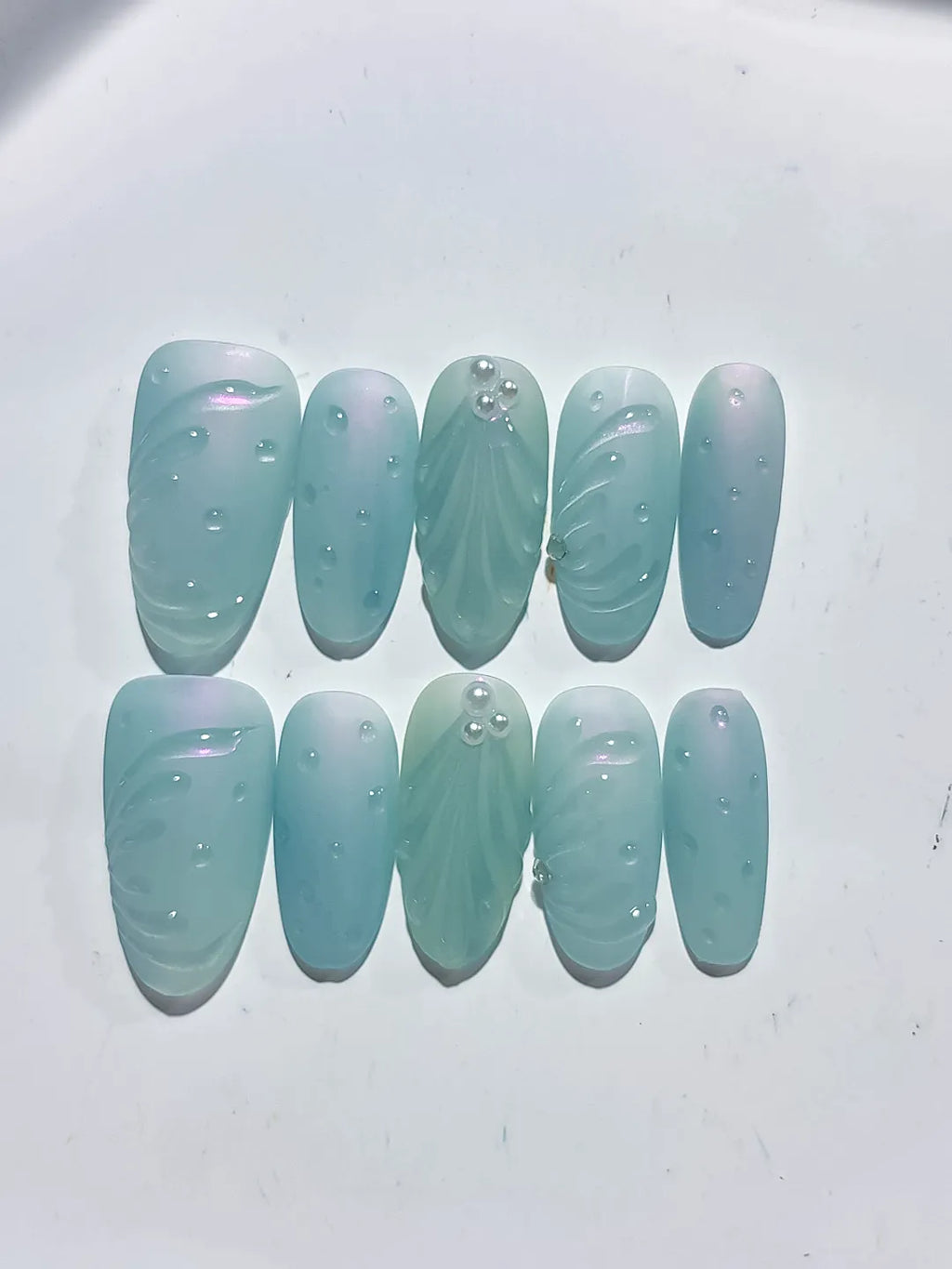 Green Solid color Leaf Pearl press on nails detail view