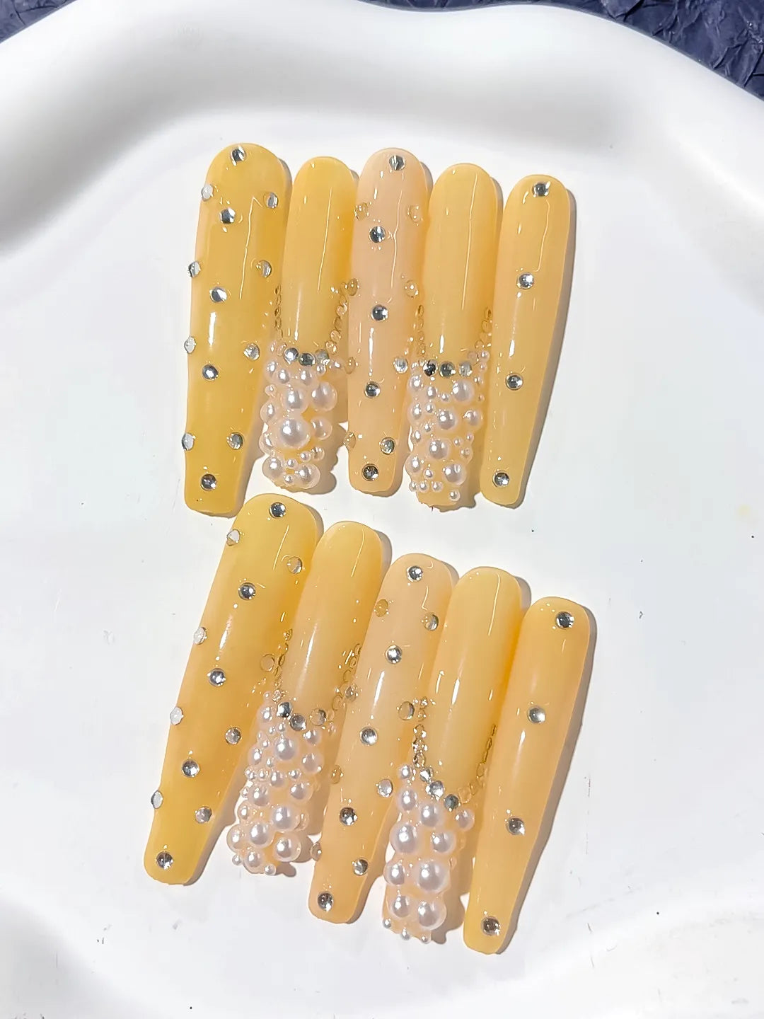 Yellow Silver Solid color Pearl Rhinestone Chain 3D press on nails close up
