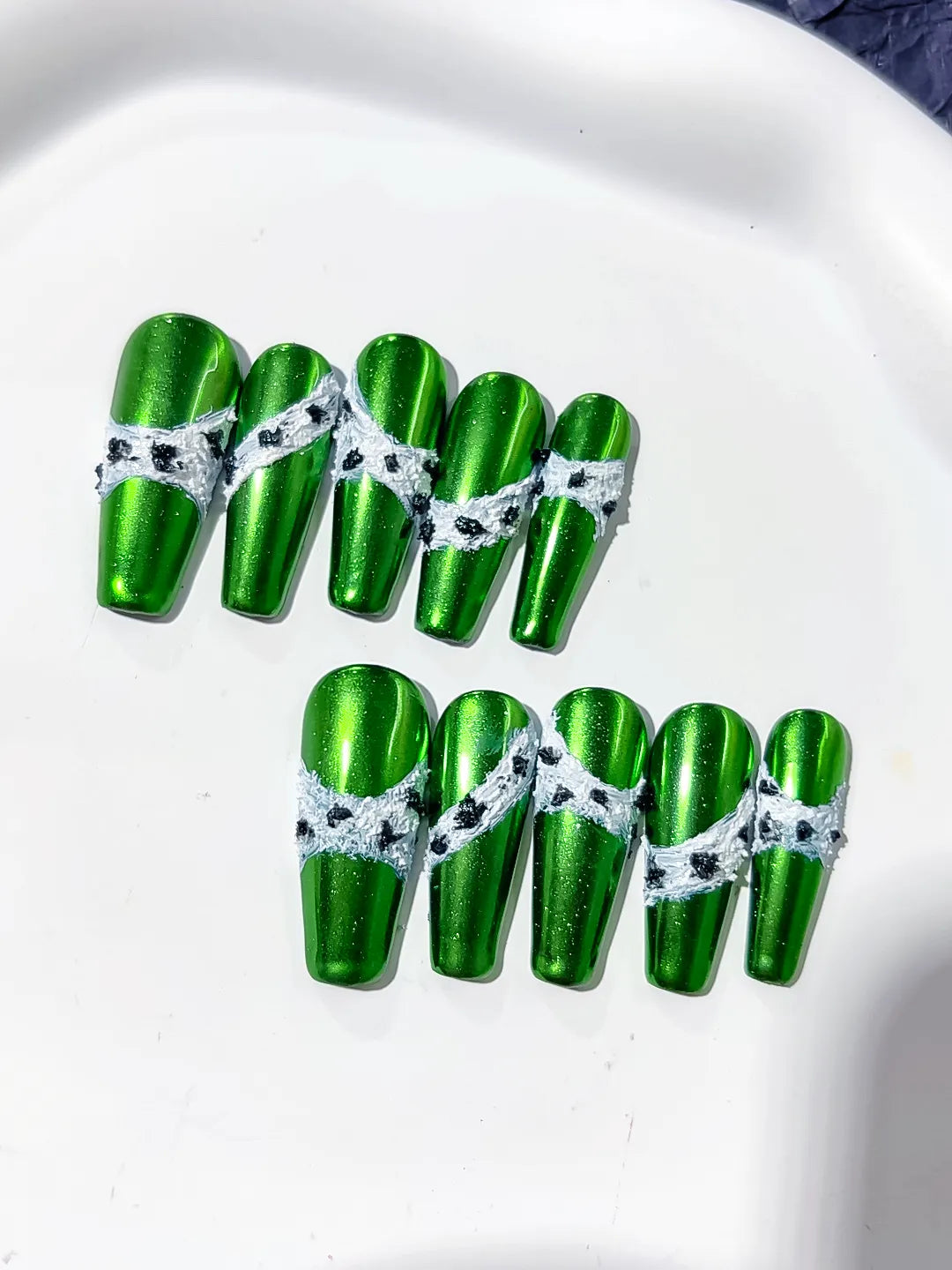 Green Silver Black Metallic Lace 3D press on nails detail view