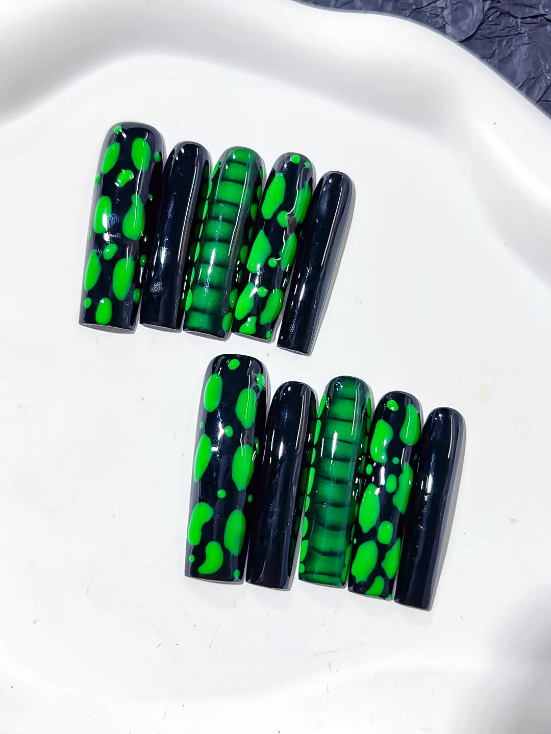 Black Green Abstract Blob Pattern 3D Texture press on nails detail view