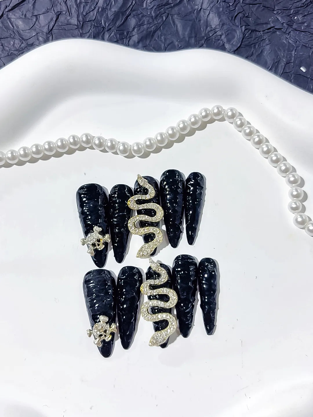 Black Gold Solid color Snake Crown Glitter 3D press on nails detail view