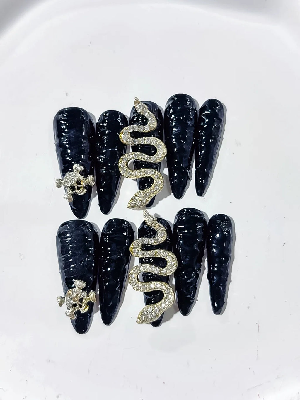 Black Gold Solid color Snake Crown Glitter 3D press on nails detail view