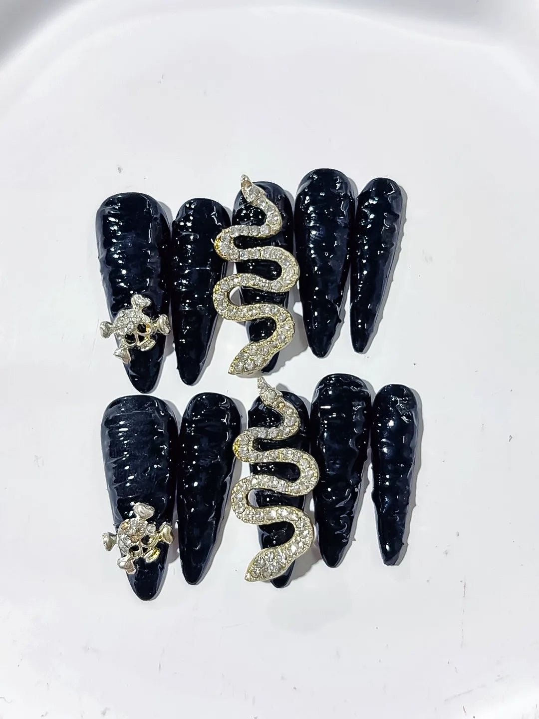 Black Gold Solid color Snake Crown Glitter 3D press on nails detail view