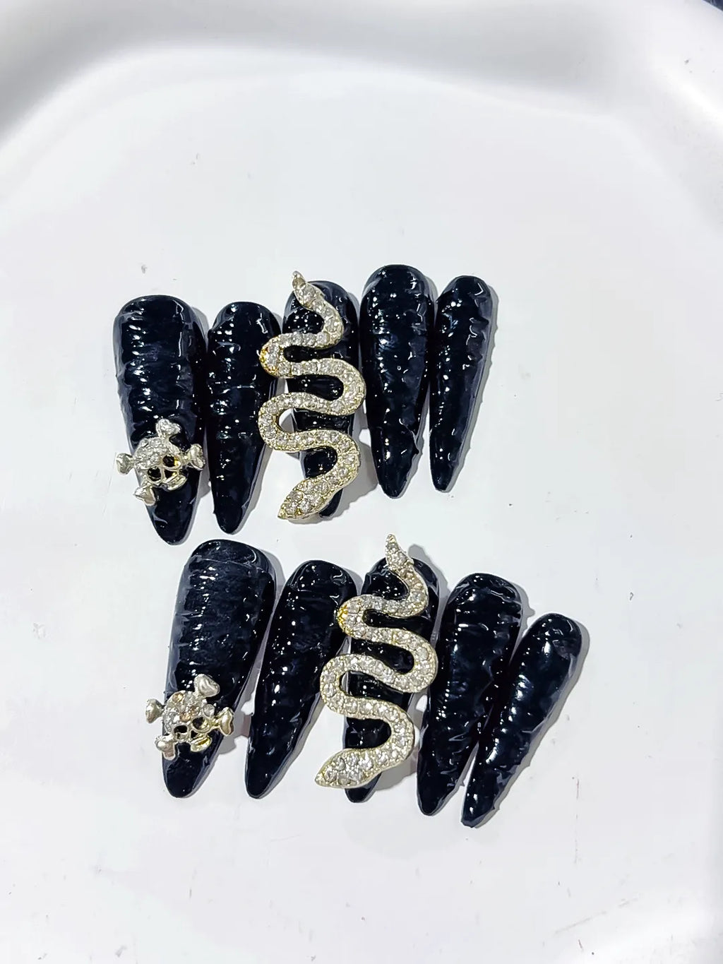 Black Gold Solid color Snake Crown Glitter 3D press on nails detail view