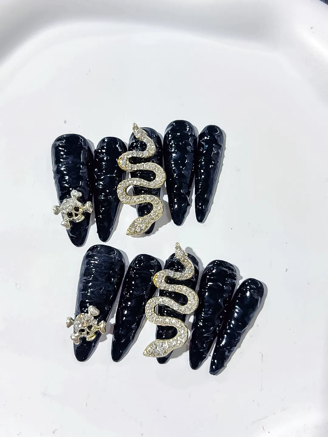 Black Gold Solid color Snake Crown Glitter 3D press on nails detail view