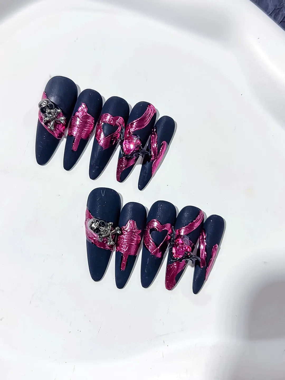 Black Purple Abstract Heart Metallic Accent 3D press on nails detail view