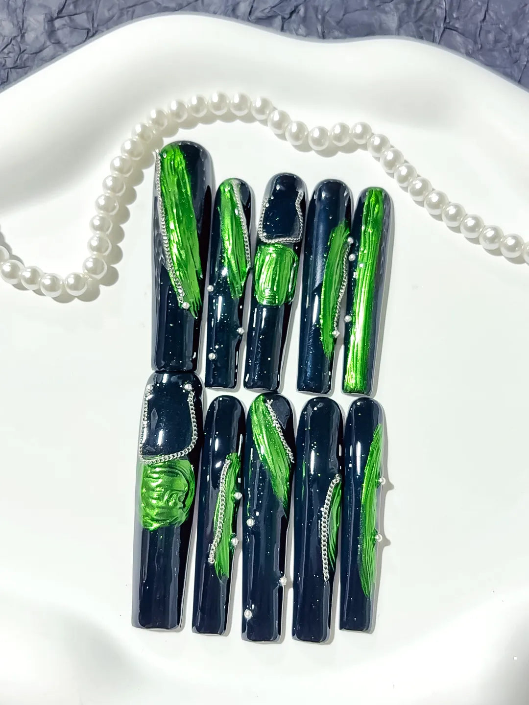 Black Green Silver Metallic 3D Chain press on nails close up