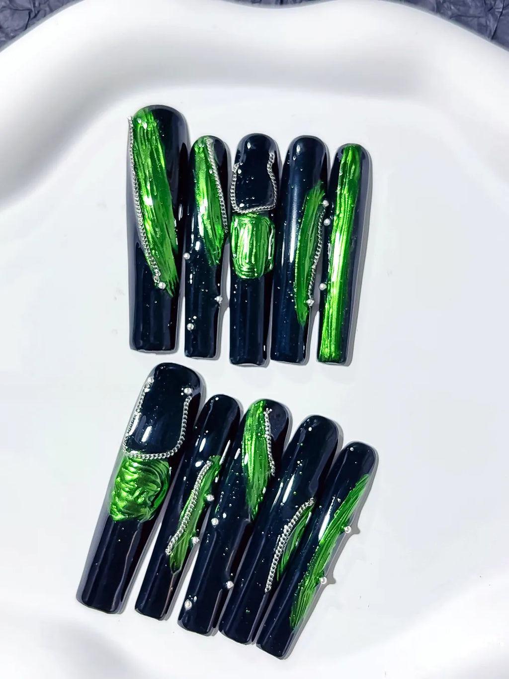 Black Green Silver Metallic 3D Chain press on nails detail view