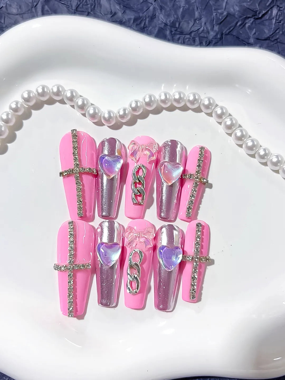 Pink Silver Metallic Heart Chain Rhinestone press on nails detail view