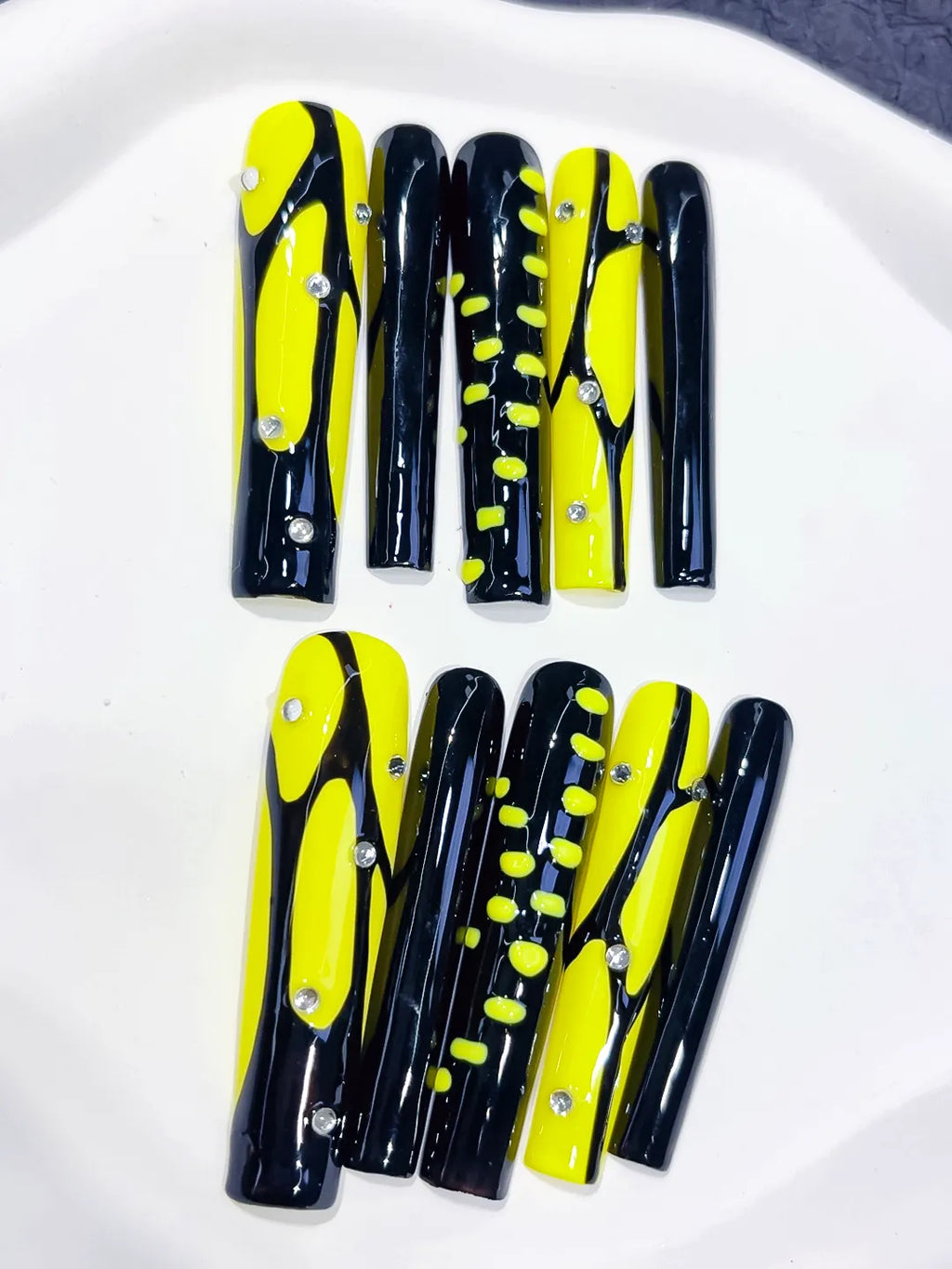 Black Yellow Silver Abstract Rhinestone press on nails detail view