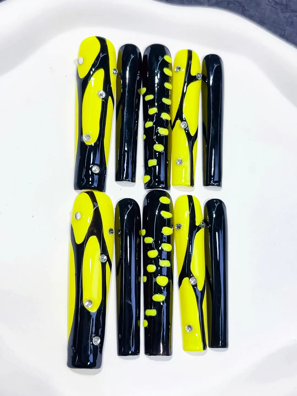 Black Yellow Silver Abstract Rhinestone press on nails detail view