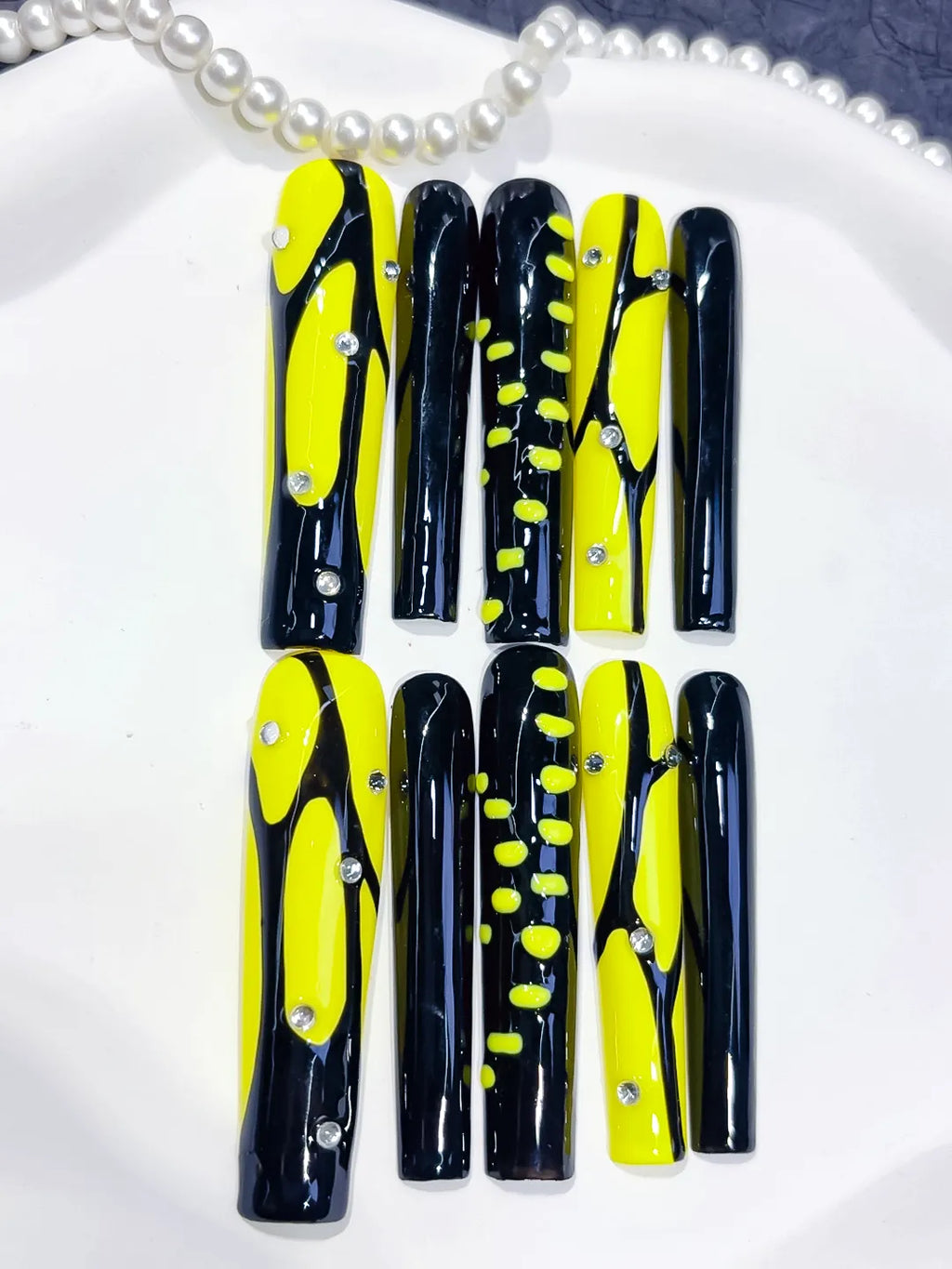 Black Yellow Silver Abstract Rhinestone press on nails detail view