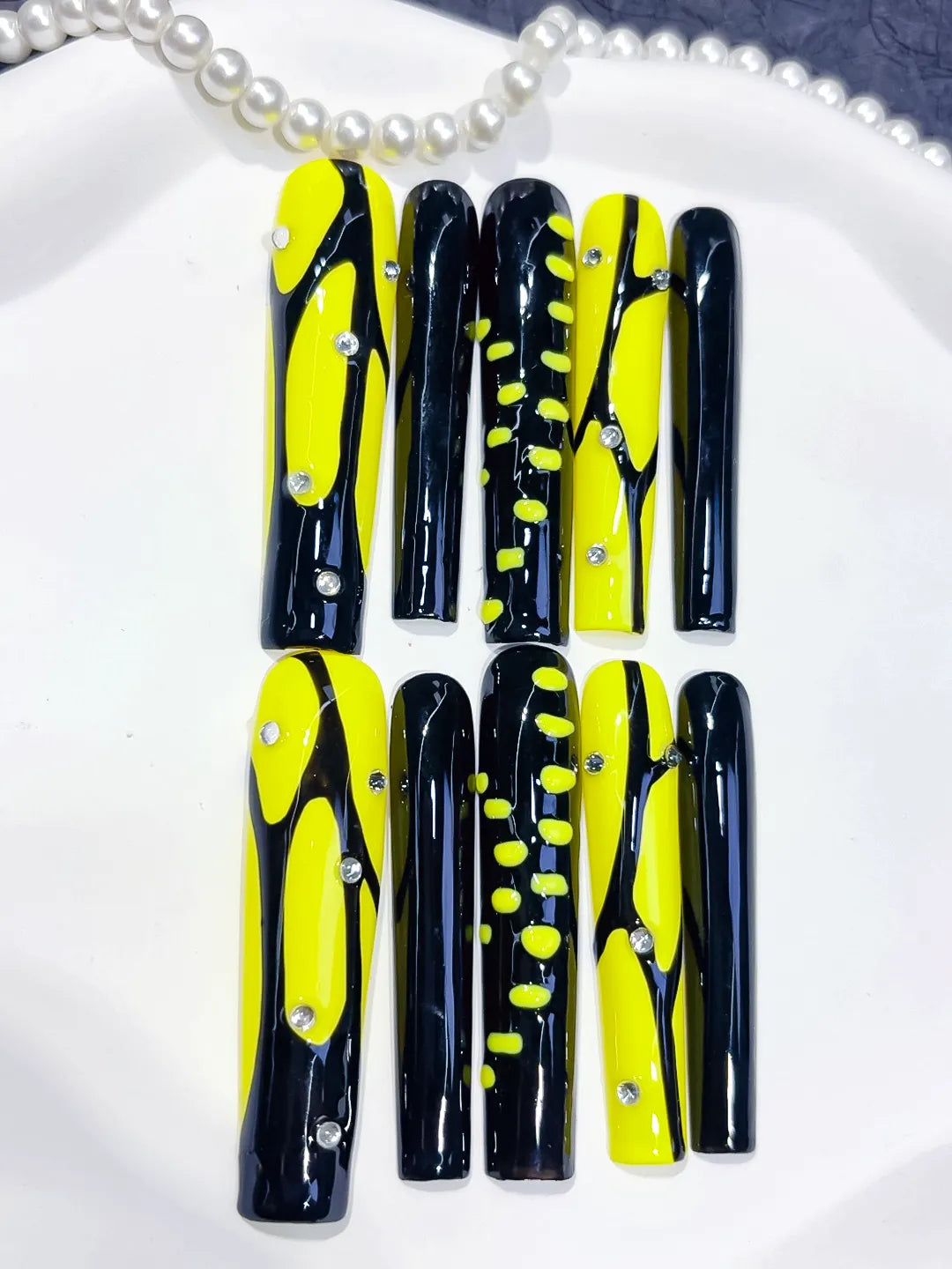 Black Yellow Silver Abstract Rhinestone press on nails detail view