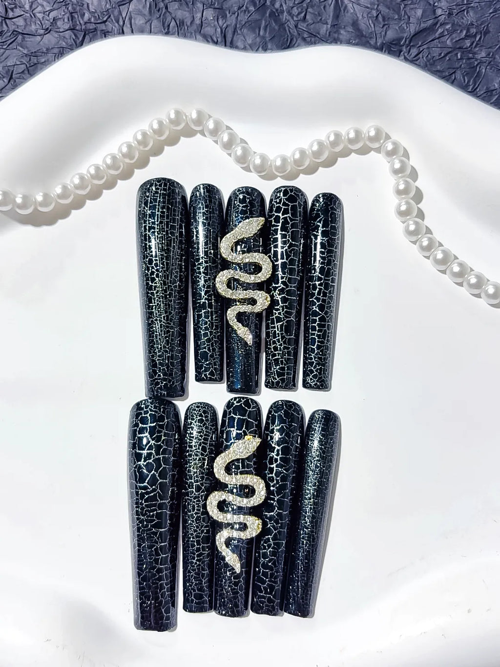 Black Silver Glitter Snake Crackle press on nails detail view