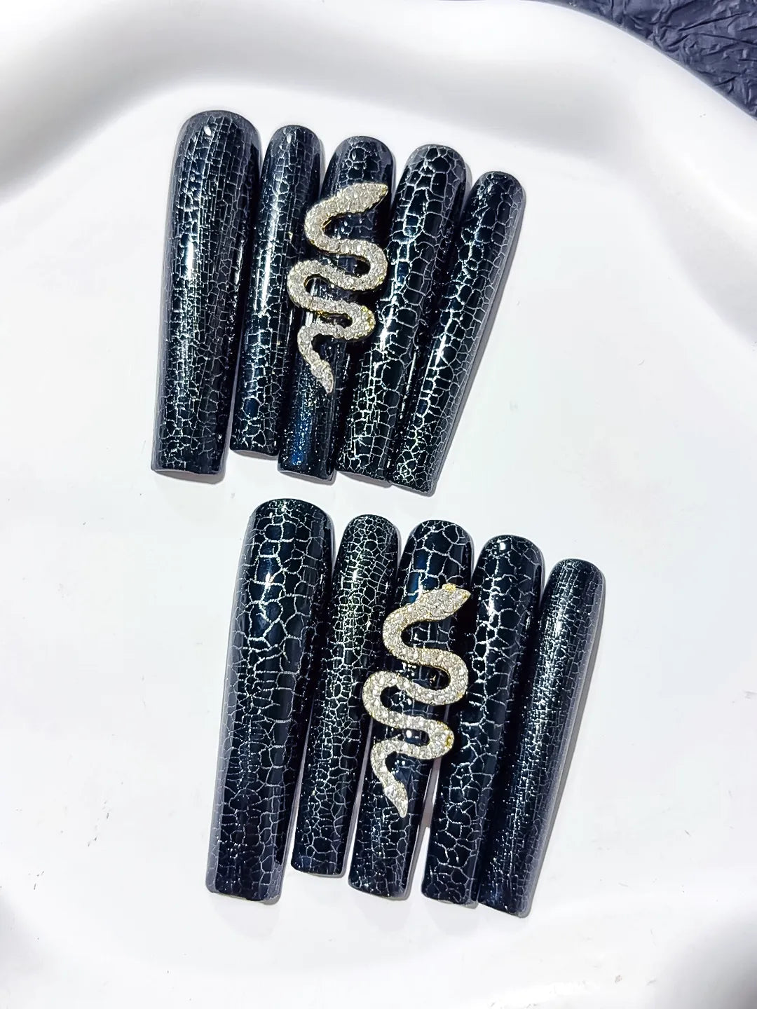 Black Silver Glitter Snake Crackle press on nails detail view