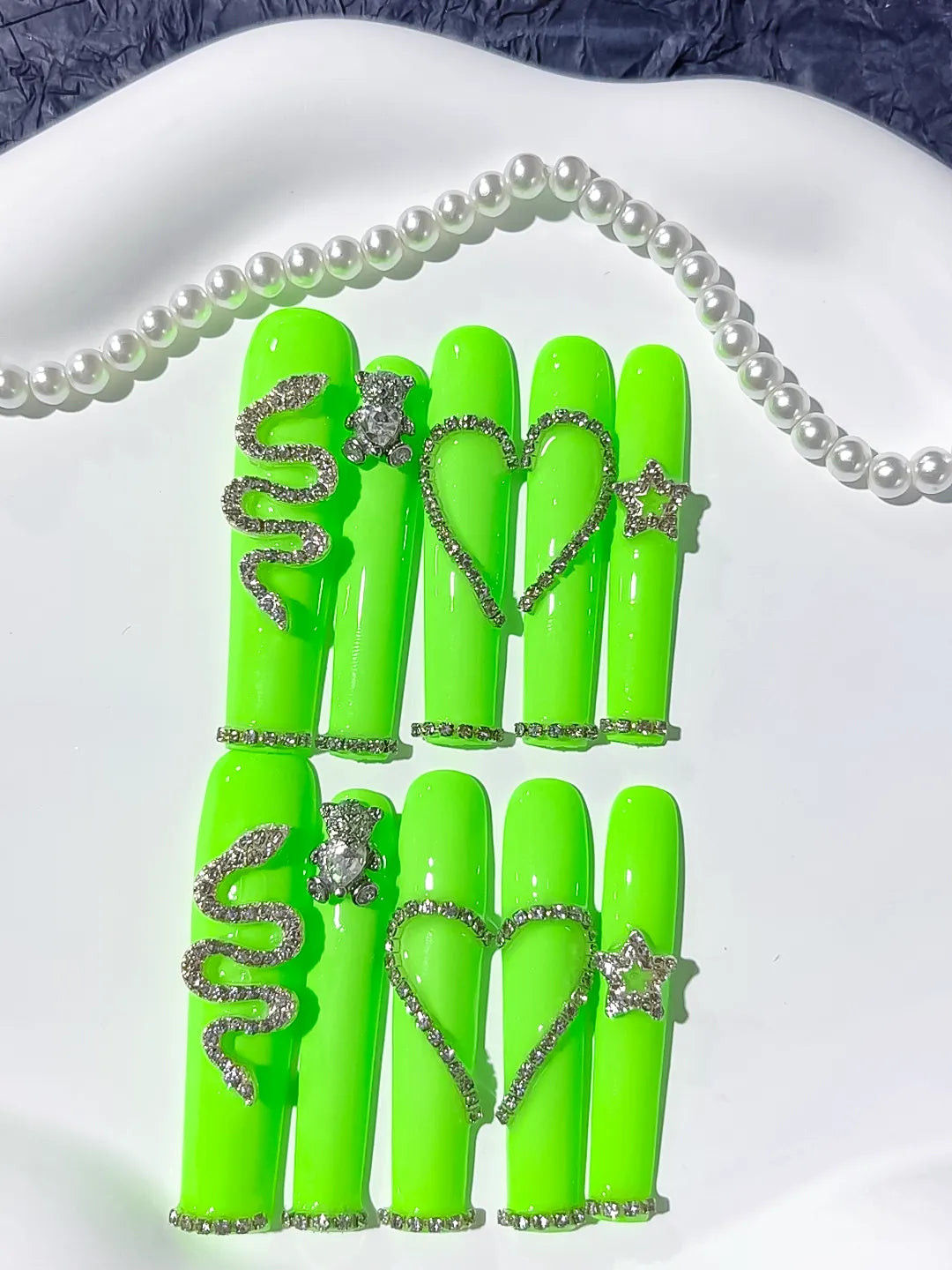 Green Solid color press on nails detail view