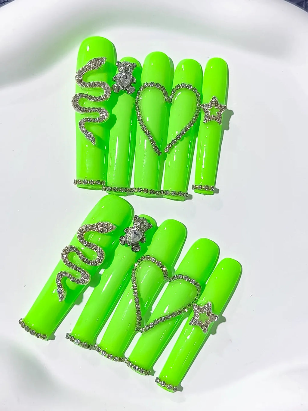 Green Solid color press on nails detail view