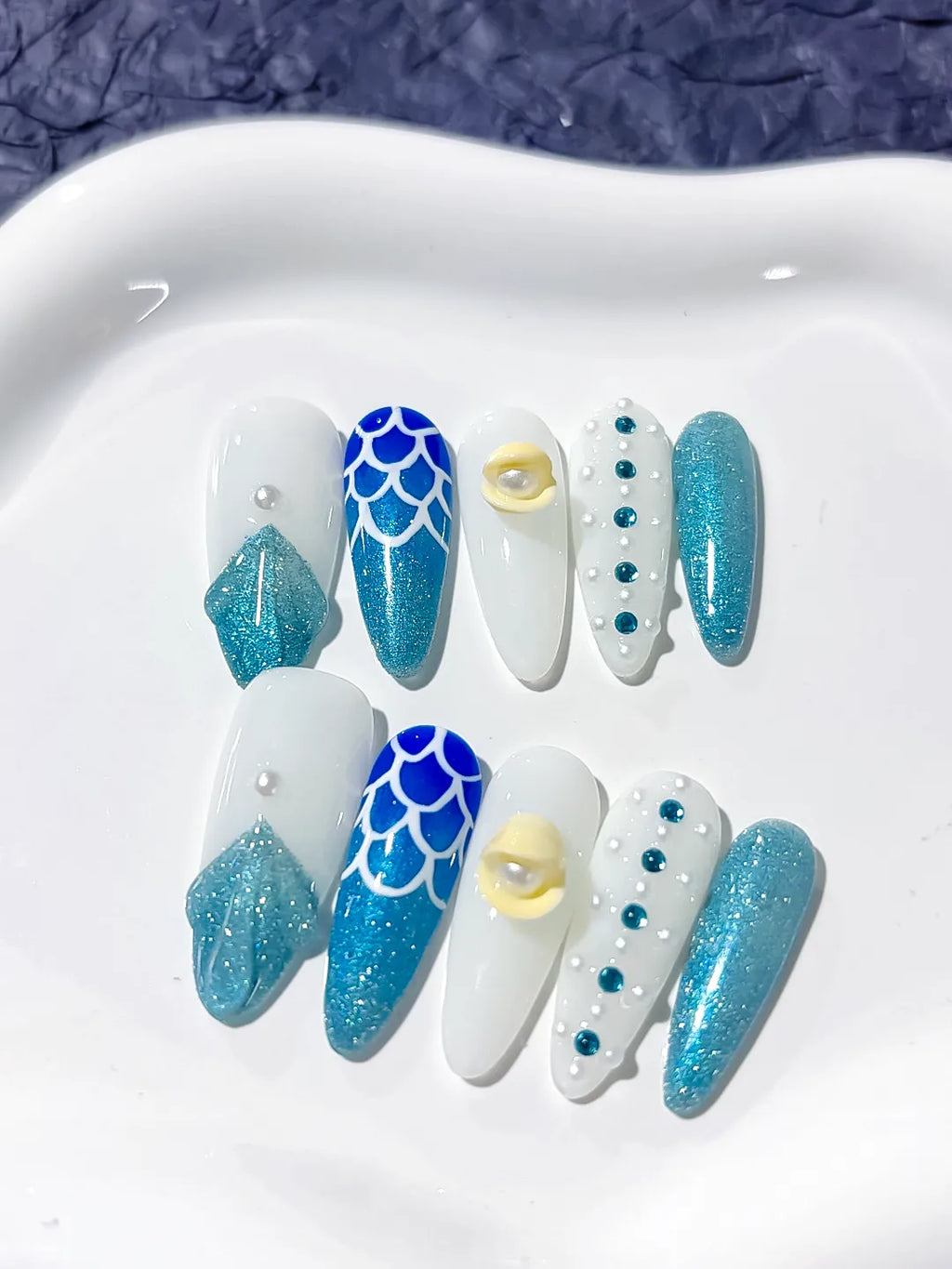 White Blue Glitter Shell Pearl press on nails close up