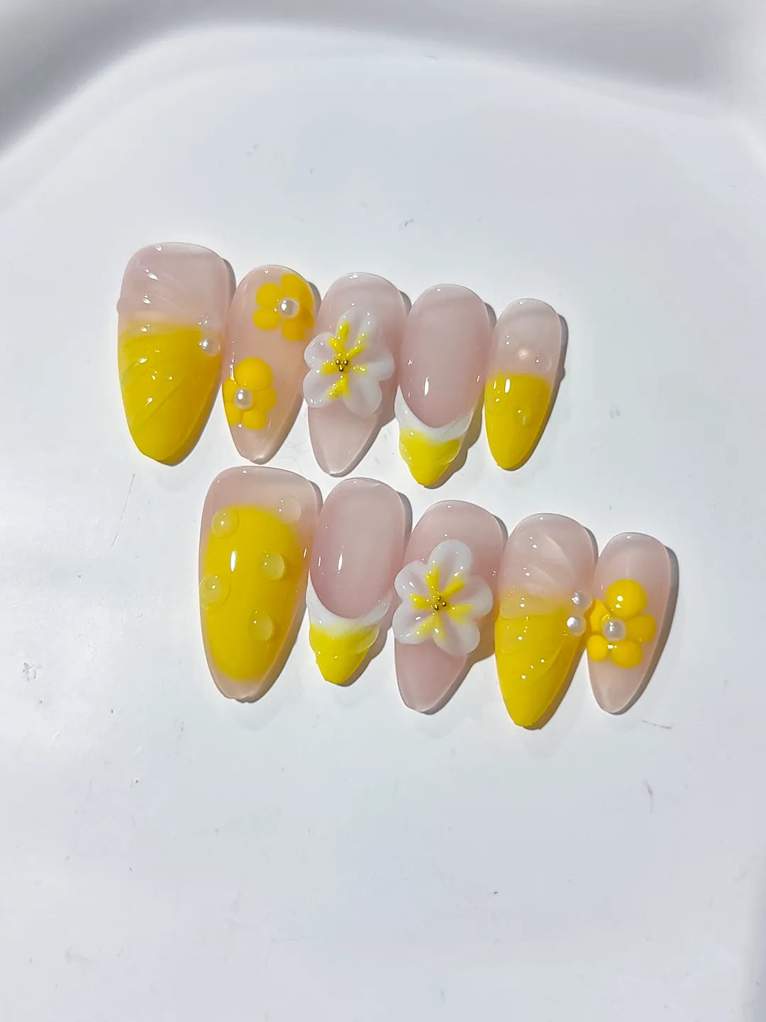 Nude Yellow French tip Flower press on nails detail view