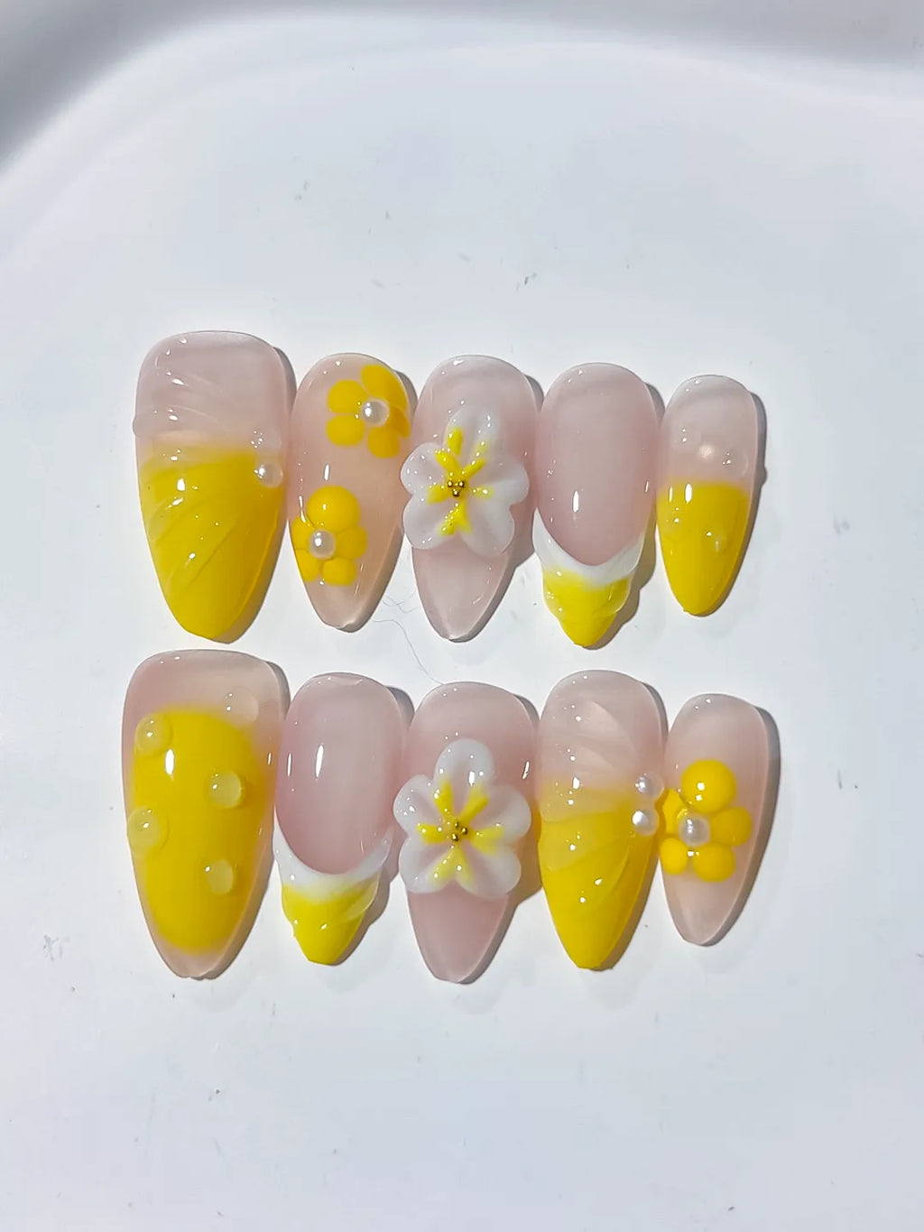 Nude Yellow French tip Flower press on nails detail view