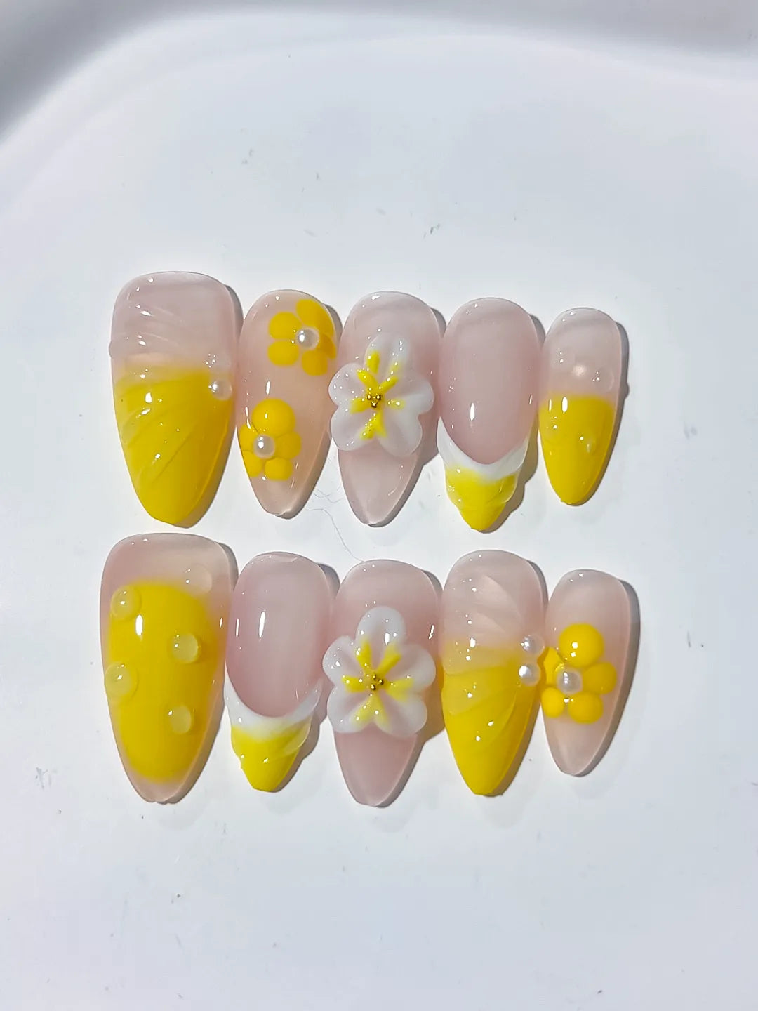 Nude Yellow French tip Flower press on nails detail view