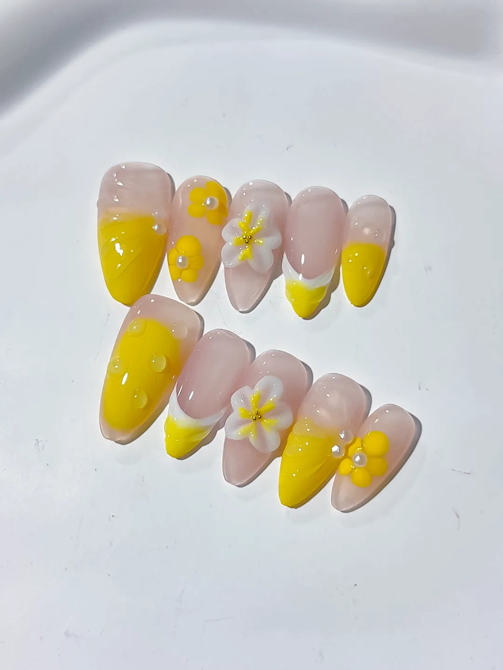 Nude Yellow French tip Flower press on nails detail view
