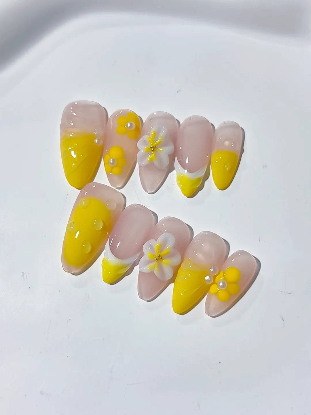 Nude Yellow French tip Flower press on nails detail view